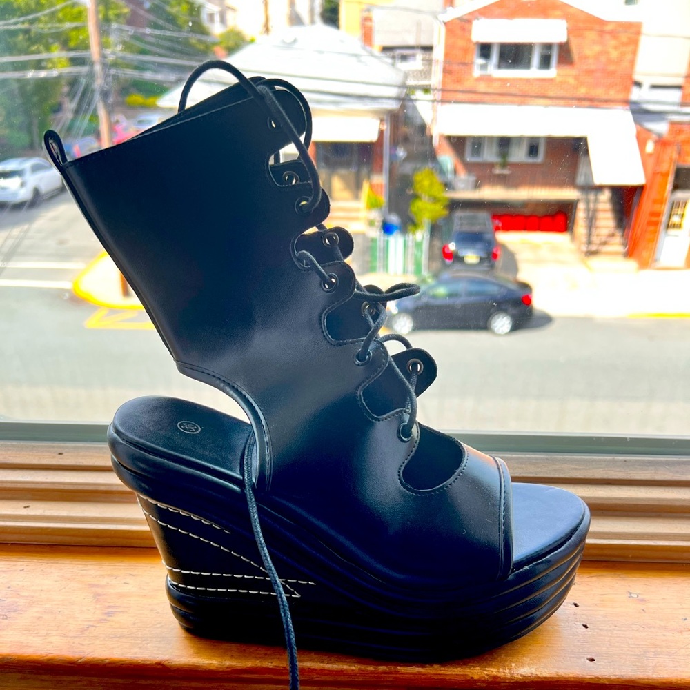 Black wedges